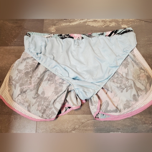 NWOT Nike Dri-Fit Tempo mini shorts. Floral. Blue, pink, black, white. Liner. 2X - Picture 12 of 13